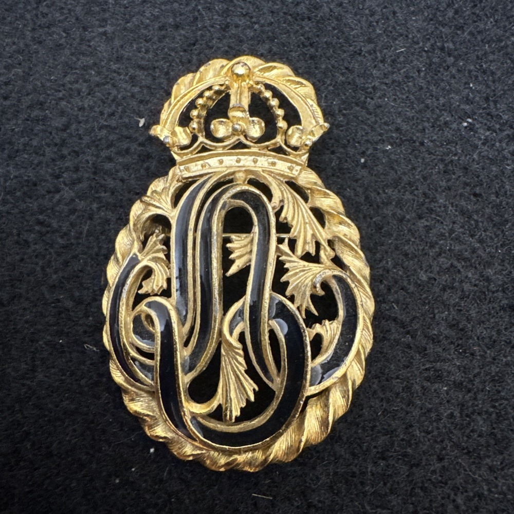 Sphinx ornate scrolling regal black enamel and gold-toned brooch Vintage UK